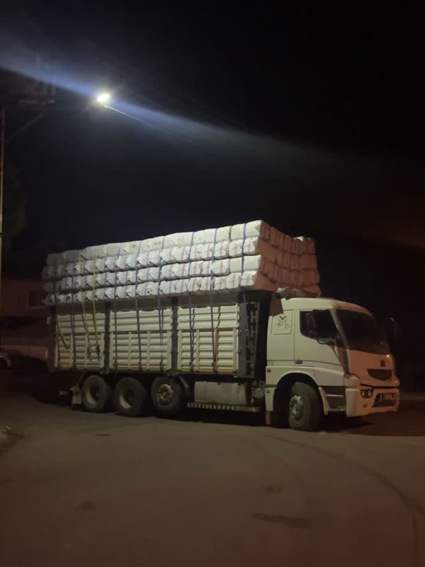 Balyalanmış samanla yüklü tır gece yola hazır
